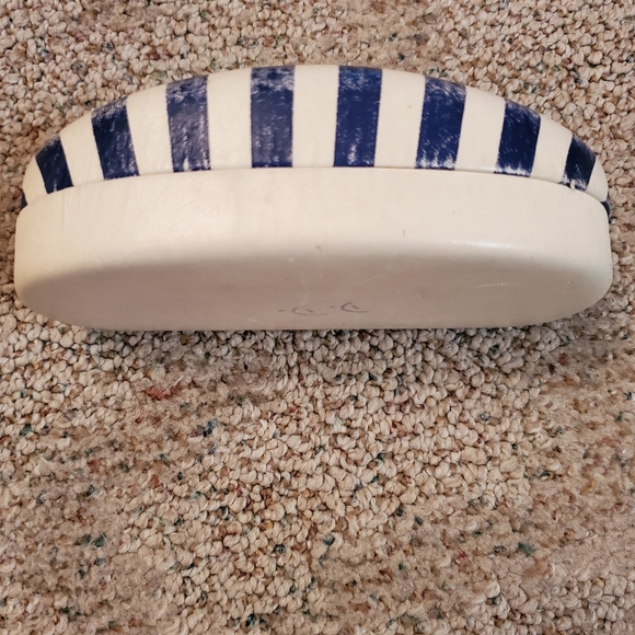 Hard shell eyeglass case (glasses NOT included) - Picture 4 of 8